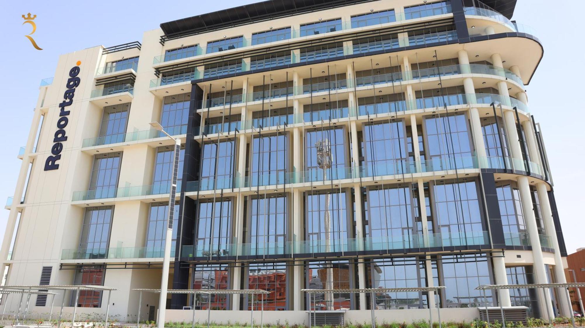 Your Sleek Transit 1br Oasis Hideaway In Masdar Apartment *